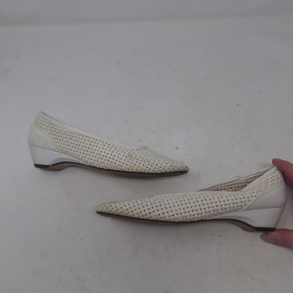 Soft Flexible By Highlights Vintage White Eyelet Faux Leather Pumps Boho Sz 5.5 - Picture 5 of 10